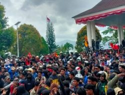 Demo di DPRD Maluku Nyaris Ricuh, 2 Kubu Pendemo Saling Lempar