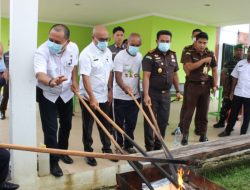 Kejari SBT Musnahkan Barang Bukti 7 Perkara