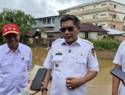 Bodewin Tinjau Pemasangan Jaring Sampah di Hative Kecil