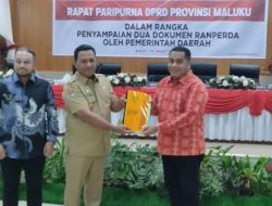 Pemprov Maluku Serahkan Dua Ranperda ke DPRD