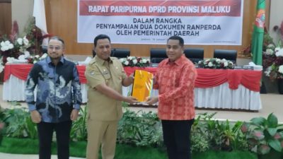 Pemprov Maluku Serahkan Dua Ranperda ke DPRD