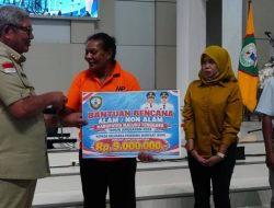 Pemkab Malra Serahkan Bantuan Perabot untuk Korban Puting Beliung
