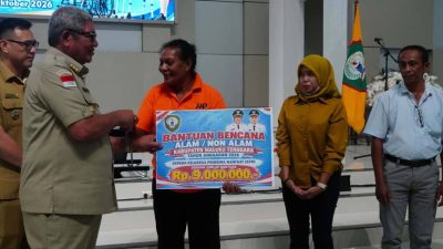 Pemkab Malra Serahkan Bantuan Perabot untuk Korban Puting Beliung