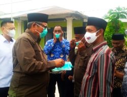 Bupati Malra Bagikan Masker ke Warga, Ingatkan Bahaya Kabut Asap