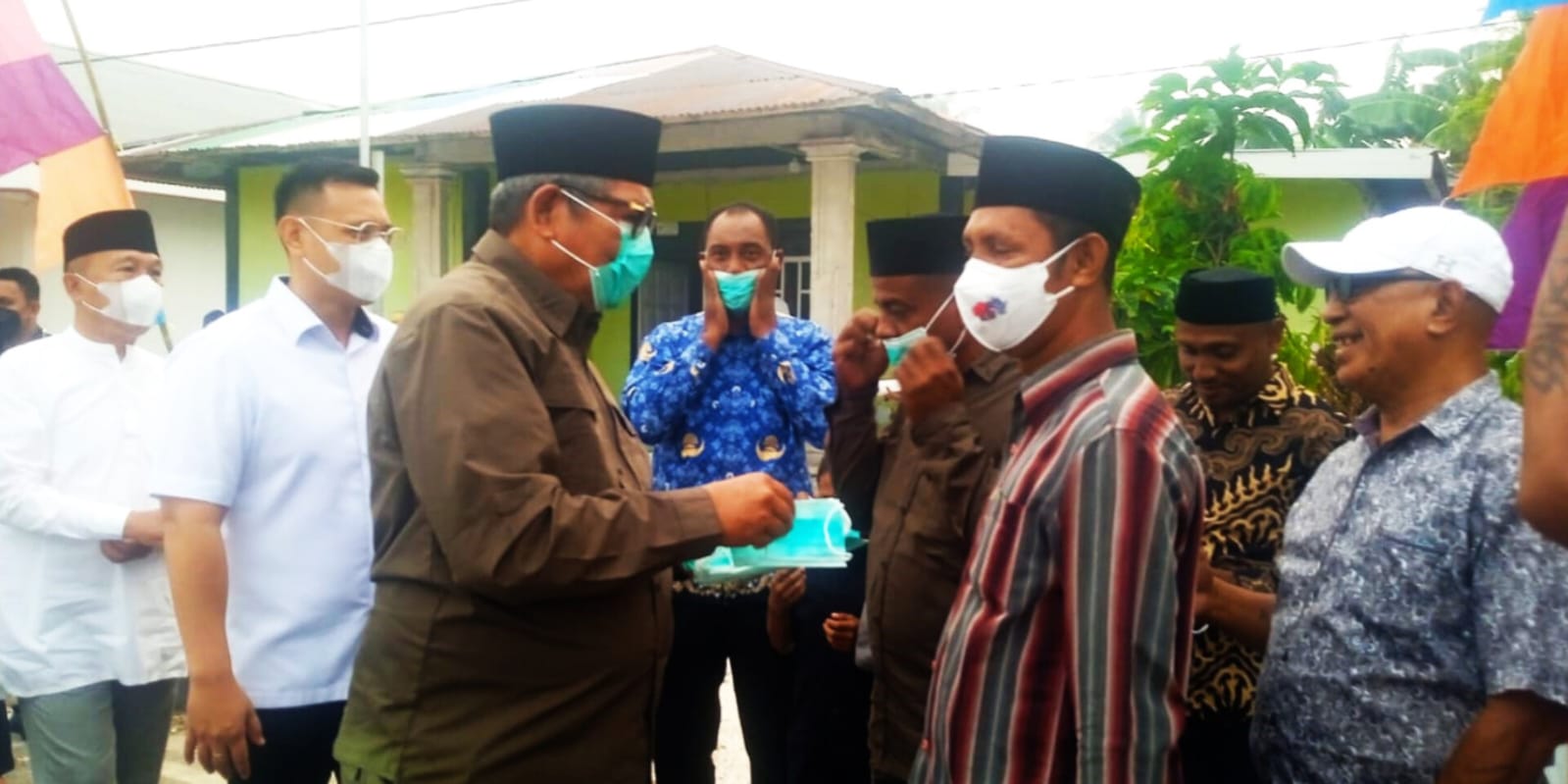 Bagikan Masker